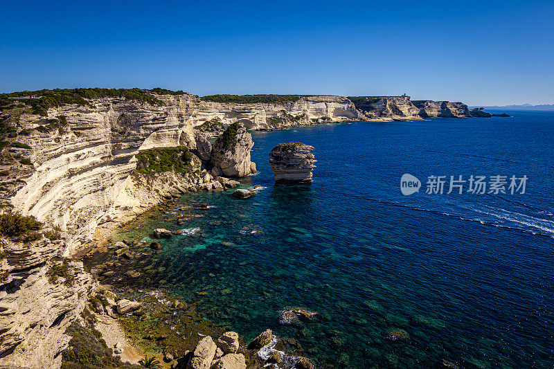 Bonifacio的白色石灰岩悬崖和著名的，风景如画的科西嘉“le grain de sable”岩层，法国。